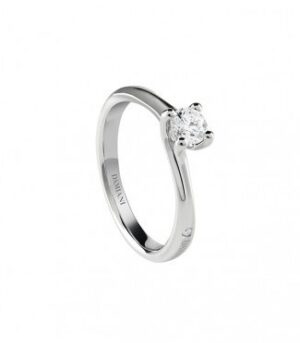 Questa è l'immagine dell'anello solitario di daminai della collezione amami, realizzato in oro bianco e diamanti