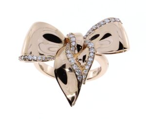 Questa è l'immagine dell'anello fiocco di damiani realizzato in oro rosa con diamanti