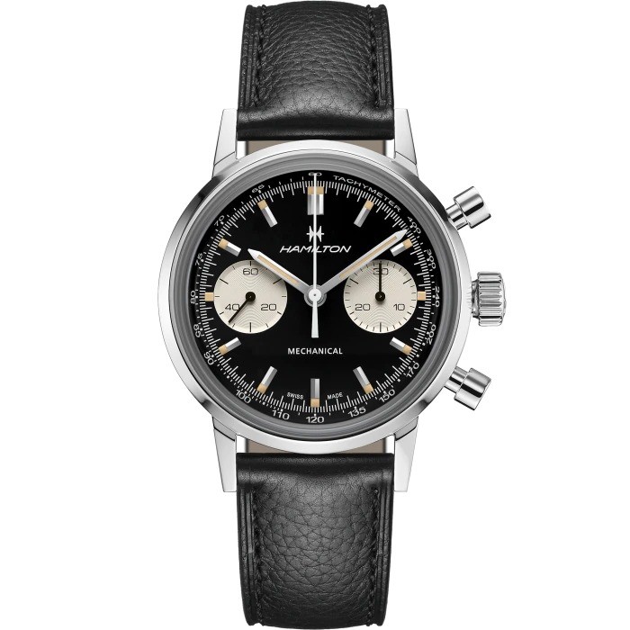 Questa è l'immagine frontale dell'orologio hamilton american classic intra-matic chronograph con il quadrante nero e panna a contrasto e il cinturino in pelle