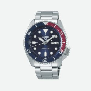 Questa è l'immagine frontale dell'orologio seiko 5 Sports con il quadrante blu e la ghiera blu e rosso. Ha un movimento automatico