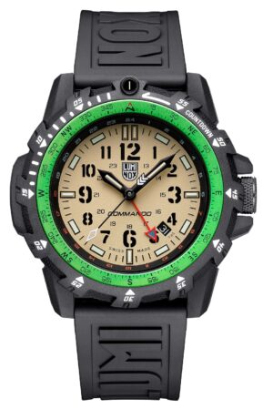 Questa è l'immagine frontale dell'orologio luminox commando raider con quadrante color sabbia e lunetta girevole verde