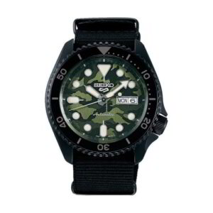 QUESTA è L'IMMAGINE FRONTALE DELL'OROLOGIO SEIKO 5 SPORTS AUTOMATICO CON QUADRANTE CAMOUFLAGE VERDE