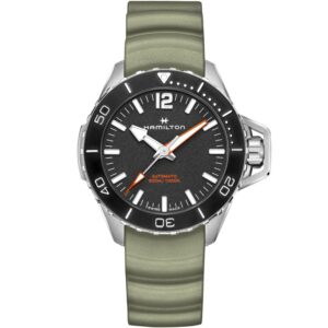Questa è l'immagine frontale dell'orologio hamilton khaki navy frogman con quadrante nero, cinturino in gomma verde e movimento automatico