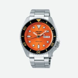 Questa è l'immagine frontale dell'orologio Seiko 5 Sports con quadrante arancione e movimento automatico