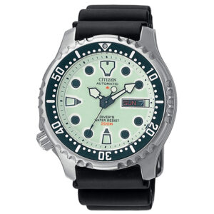 Questa è l'immagine frontale dell'orologio citizen promaster subacqueo 200 mt con cinturino in gomma nero e il quadrante verde. presenta un movimento automatico