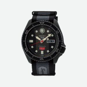 Questa è l'immagine frontale dell'orologio seiko 5 sports Honda Super Club in edizione limitata a 6000 pezzi. presenta un movimento automatico, un quadrnte nero e un un cinturino in tessuto grigio e nero