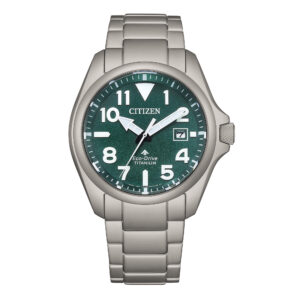 questa è l'immagine frontale dell'orologio in titanio Citizen Promaster con quadrante verde mm.41