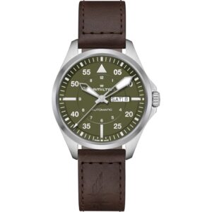 Questa è l'immagine frontale dell'orologio hamilton khaki aviation pilot day date con quadrante verde e bracciale di pelle. L'orologio prrsenta un movimento automatico