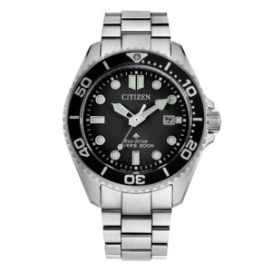 Questa è l'immagine frontale dell'orologio citizen promasetr eco drive diver's 200 mt con quadrante di colore nero
