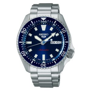 Questa è l'immagine frontale dell'orologio seiko 5 sports nella colorazione blu soleil per il nuovo design dell'iconico skx