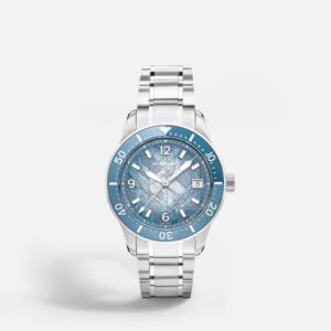Questa è l'immagine frontale dell'orologio montblanc iced sea automatic Date 0 Oxygen con quadrante blu Sfumato con motivo “ghiacciaio” di mm 38