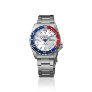Questa è l'immagine frontale dell'orologio seiko 5 sport in edizione limitata dedicata a seiko con cinturino acciaio e quadrante argento