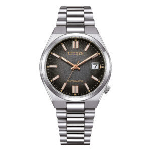 qUESTA è L'IMMAGINE FRONTALE DELL'OROLOGIO CITIZEN TSUYOSA DA 37 MM IN EDIZIONE LIMITATA CON QUADRANTE NERO FUME E INDICI DORATI