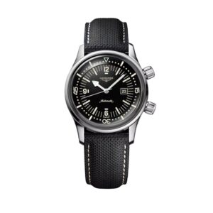 Questa è l'immagine frontale dell'orologio longines legend diver con quadrante nero, cinturino in tessuto nero e movimento automatico, con cassa di mm 36