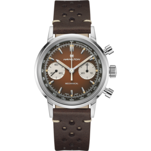 Questa è l'immagine frontale dell'orologio hamilton American Classic Intra-Matic Chronograph con quadrante colo marrone vintage, cassa di mm 40 e movimento automatico. L'orologio ha un secondo cinturino in acciaio con maglia milano nella scatola