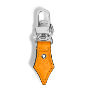 Questa è l'immagine frontale del portachiavi di montblanc a forma di pennino in pelle sartorial, colorazione saffron orange