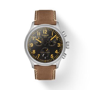 Questa è l'immagine frontale dell'orologio tissot chrono l con quadrante nero, cassa di mm 42 e movimento al quarzo con cinturino in pelle