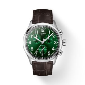 Questa è l'immagine frontale dell'orologio tissot chrono l con quadrante verde, cassa di mm 42 e movimento al quarzo con cinturino in pelle