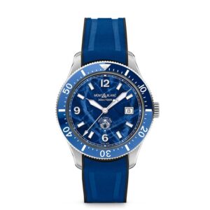 Questa è l'immagine frontale dell'orologio montblanc Iced Sea Automatic Date con quadrante blu e motivo ghiacciaio sul quadrante e cinturino in silicone blu e interno nero