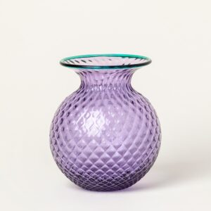 Questa è l'immagine frontale del monofiori balloton fiori di venini nella colorazione lilla con filo verde menta con altezza 21,3 e diametro 18 cm