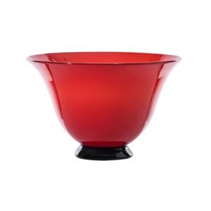Questa è l'immagine frontale del vaso di venini, collezione anni trenta, nella colorazione rosso con altezza 17 cm e diametro 25 cm