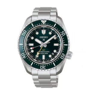 Questa è l'immagine frontale dell'orologio seiko prospex heritage gmt 1968 con quadrante di colore verde e cassa di mm 42 con impermeabilità di 300 mt