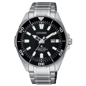 Questa è l'immagine frontale dell'orologio citizen Promaster Diver's Eco Drive 200 mt Super Titanio nella colorazione del quadrante nera