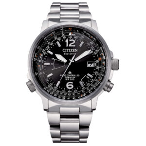 Questa è l'immagine frontale dell'orologio citizen Radiocontrollato Pilot Super Titanio con quadrante nero e cassa di mm 43