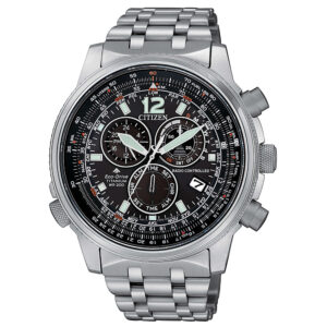 Questa è l'immagine frontale dell'orologio citizen Radiocontrollato Crono Pilot Super Titanio con quadrante di colore nero e cassa di mm 45