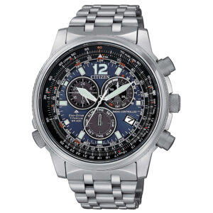 Questa è l'immagine frontale dell'orologio citizen Radiocontrollato Crono Pilot Super Titanio con quadrante dii colore blu e cassa di mm 45