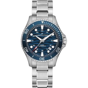 Questa è l'immagine frontale dell'orologio hamilton khaki navy scuba con quadrante blu a onde e cassa di mm 40