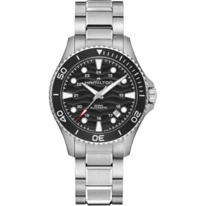 Questa è l'immagine frontale dell'orologio hamilton khaki navy scuba con quadrante nero e cassa di mm 40