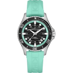 Questa è l'immagine frontale dell'orologio hamilton khaki navy scuba con quadrante nero a onde e cassa di mm 40 con cinturino e ghiera turchese