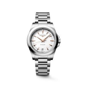 Questa è l'immagine frontale dell'orologio longines conquest con cassa di mm 34, quadrante bianco sabbiato con indici rosati e movimento al quarzo