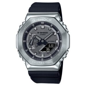 Questa è l'immagine frontale dell'orologio casio g-shock metallo con cinturino in silicone