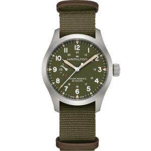 Questa è l'immagine frontale dell'orologio hamilton khaki field power reserve 40 mm con quadrante verde e cassa di mm 40 con cinturino nato