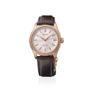 Questa è l'immagine frontale dell'orologio seiko presage tomioka silk in edizione limitata a 2000 pezzi realizzato con cassa in pvd rosa e cinturino in pelle